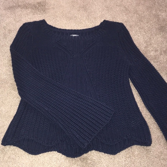 SOLD🤍 Aerie Scallop Hem Cropped Sweater 💙 - Picture 5 of 7
